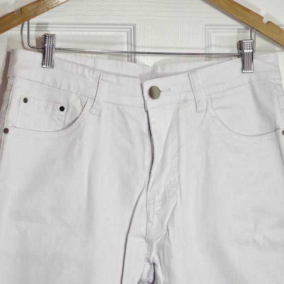 32x28 White Distressed Jeans - Picture 3 of 6